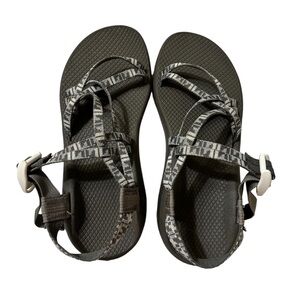 Geometric Diamond Gray Chaco Sandals size 9